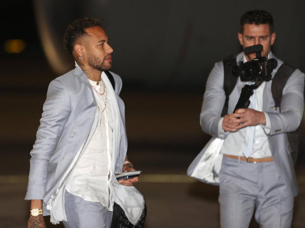 Neymar en su llegada a Qatar.
