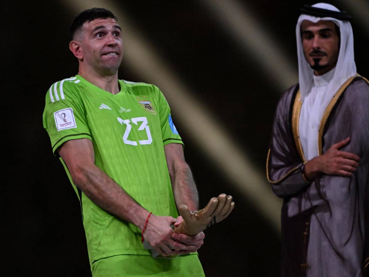 Momento en el que el Dibu fue a recibir el Guante de Oro.