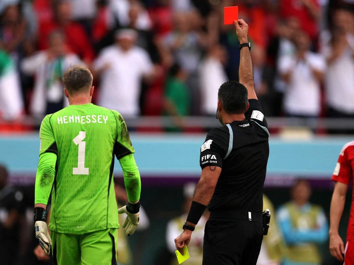 El árbitro guatemalteco Mario Escobar expulsa a Wayne Hennessey.