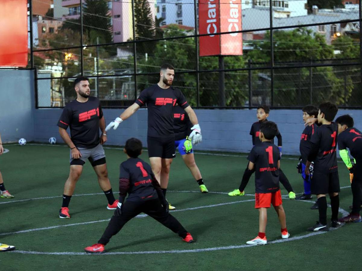 El joven futbolista tiene una academia de porteros llamada “Enrique Facusse Futute Academy”.