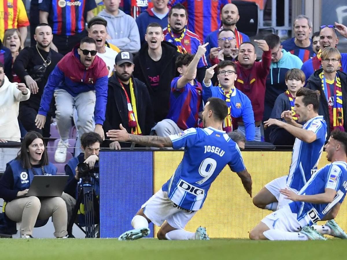 La celebración de Joselu y al fondo aficionados del Barcelona haciendo la seña obscena.
