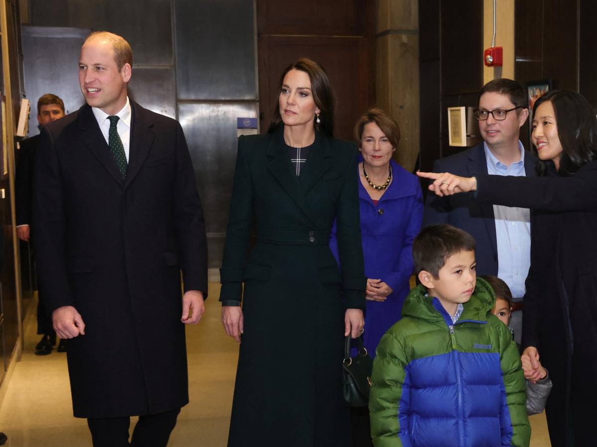 El príncipe William y su esposa, Kate, fueron recibidos por la alcaldesa de Boston, Michelle Wu.