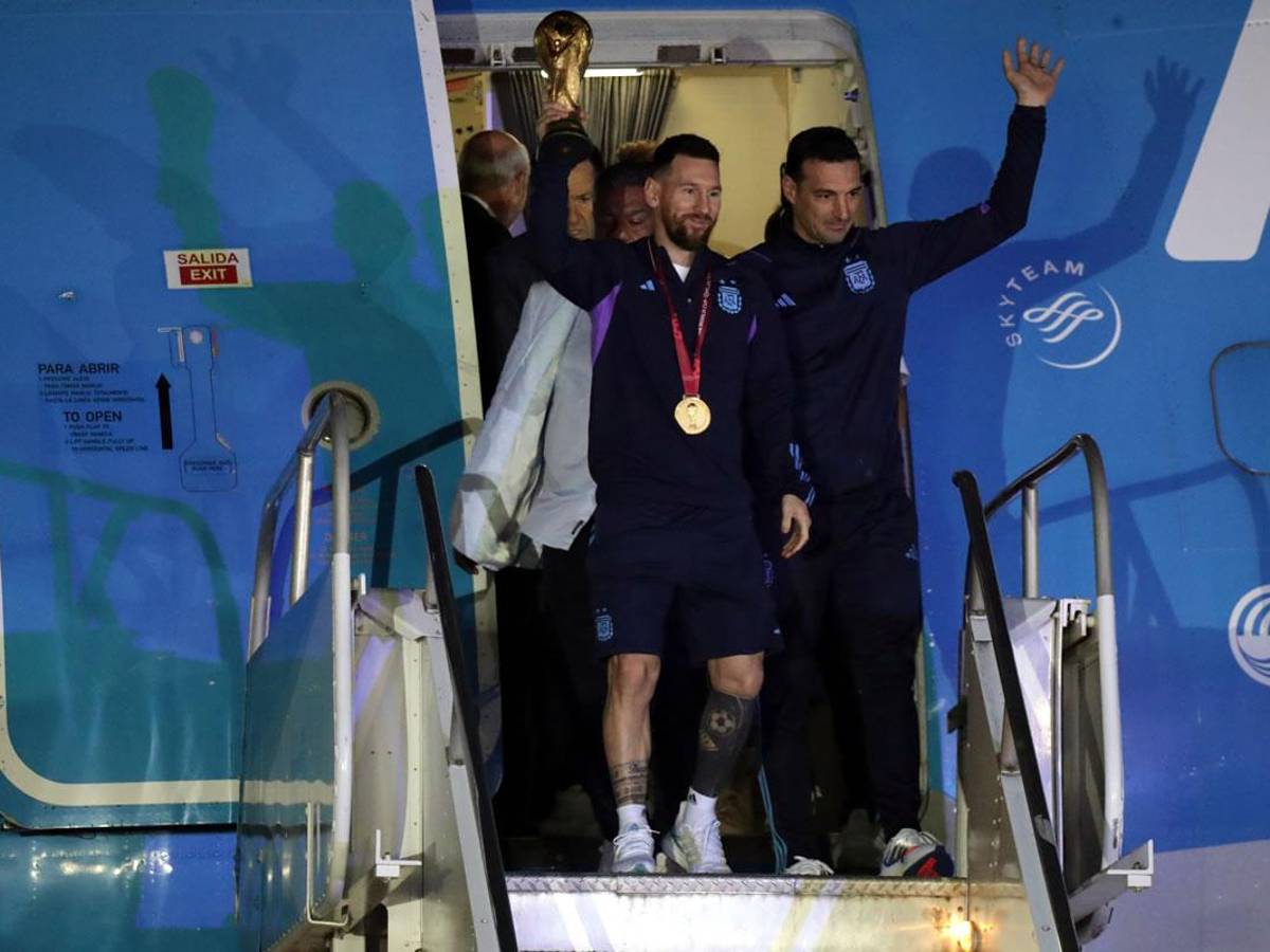 Lionel Messi salió por la puerta del avión alzando la Copa del Mundo. ¡Qué imagen!