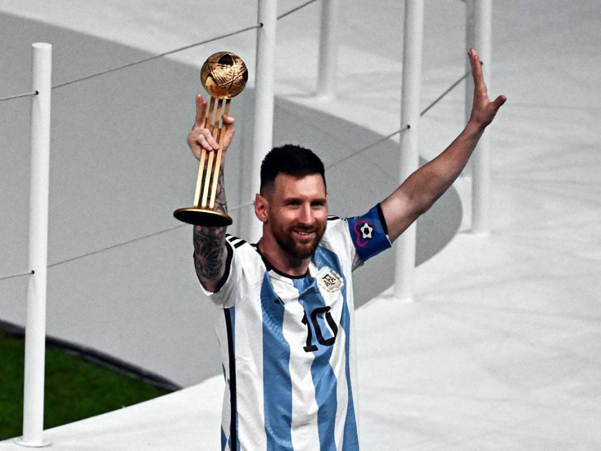 Lionel Messi, feliz con su Balón de Oro del Mundial de Qatar 2022.