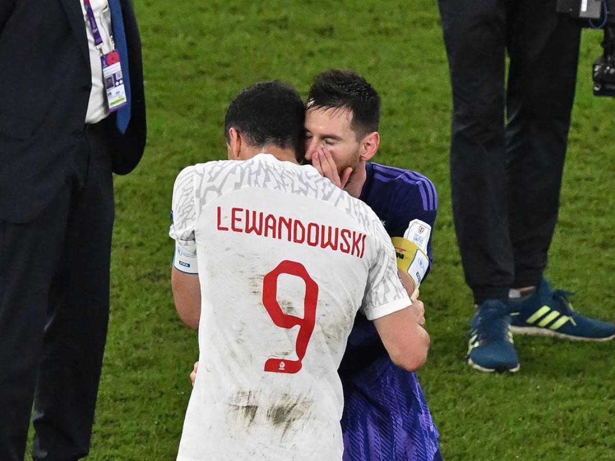 Messi le dice algo al oído Lewandowski al final del partido.