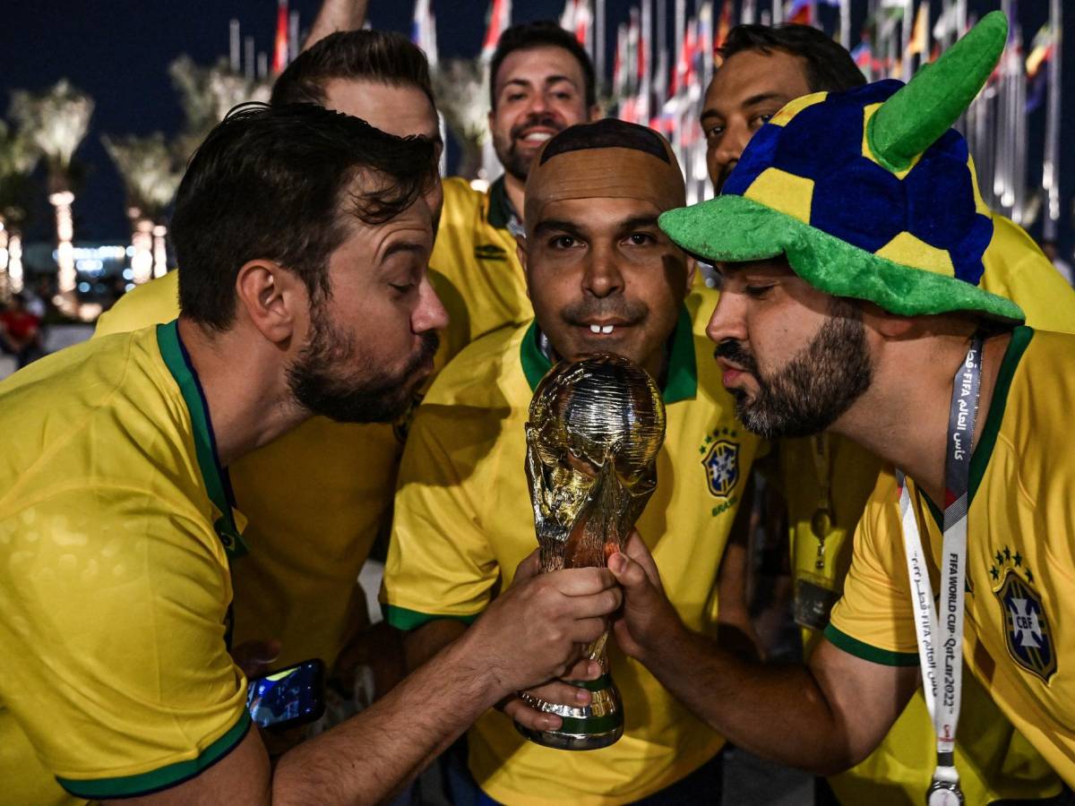 Aficionados brasileños se burlan de Argentina tras derrota en Qatar