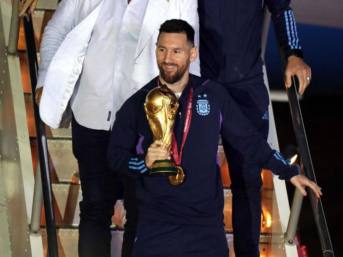 La felicidad de Messi al bajar del avión con la Copa del Mundo en manos.