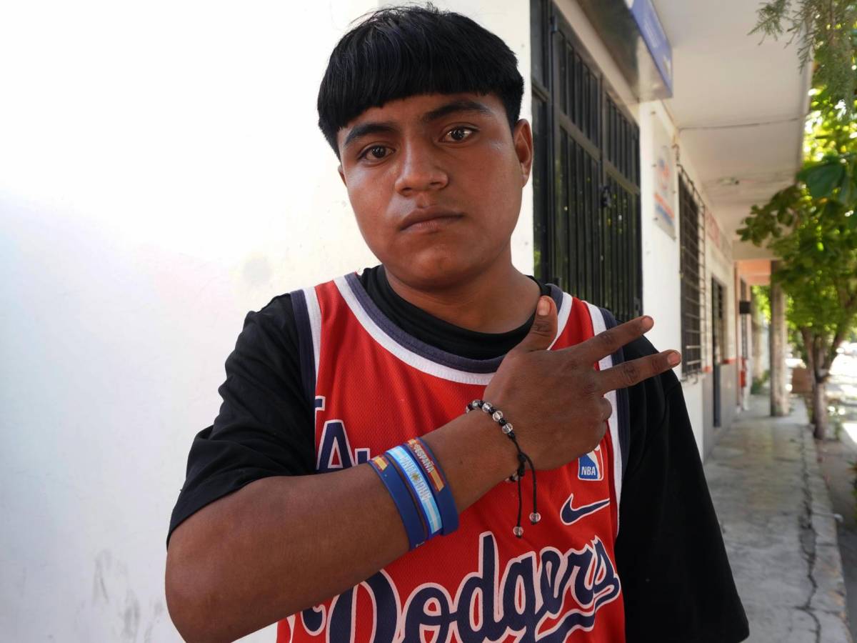 Josué, migrante hondureño posa durante una entrevista con EFE, el 12 de diciembre de 2022, en el municipio de Juchitán, estado de Oaxaca.