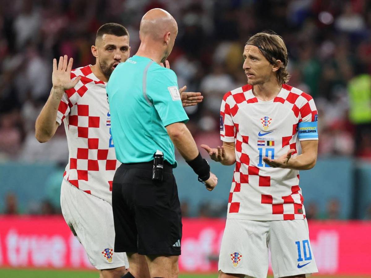 Luka Modric y Mateo Kovacic le reclaman al árbitro inglés Anthony Taylor por anularle y penal a Croacia.