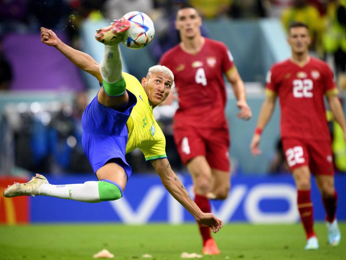 Richarlison fue el héroe de Brasil en el inicio del Mundial. El delantero marcó doblete y uno de ellos fue de tijereta.