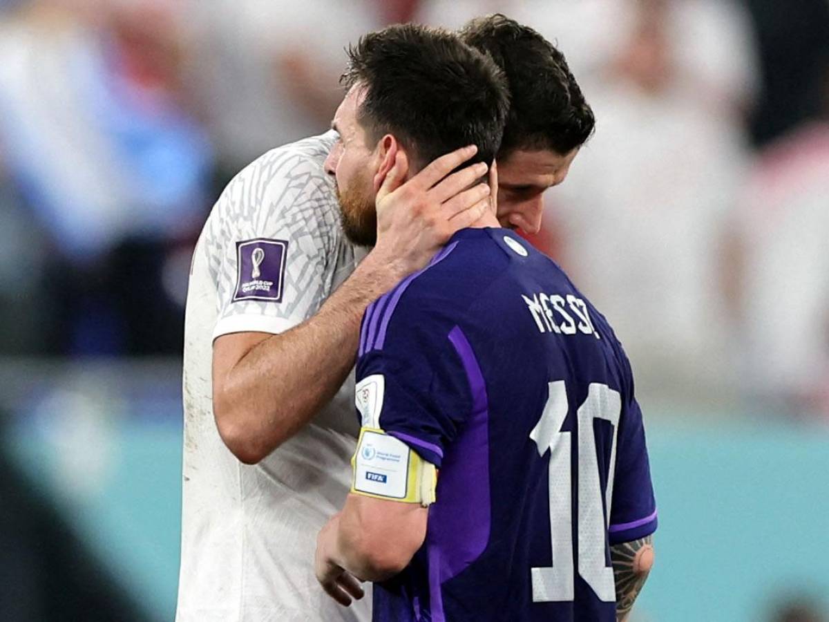 El abrazo que se dieron Robert Lewandowski y Lionel Messi tras el partido.