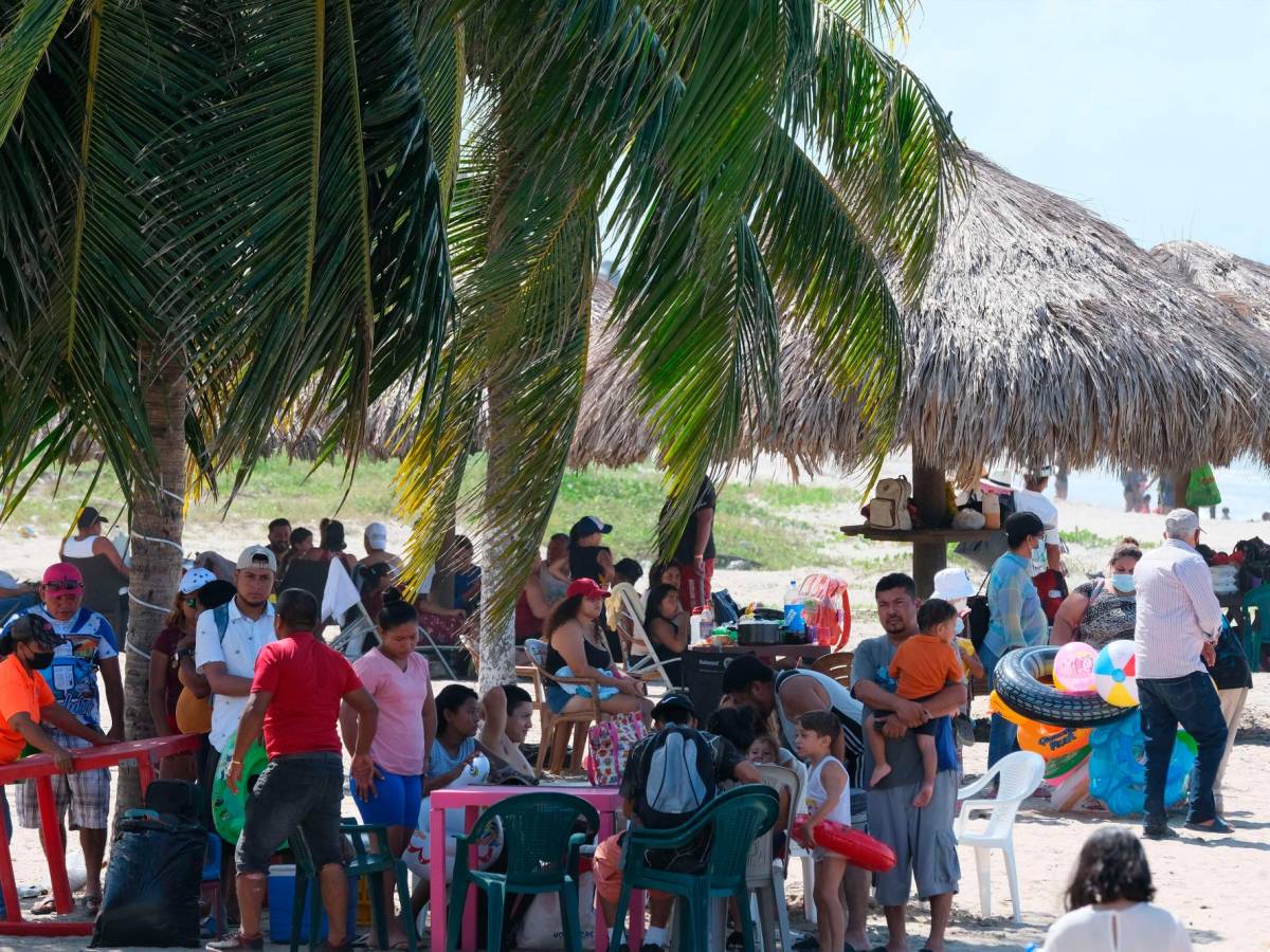 Playas de Tela congregan a miles de turistas