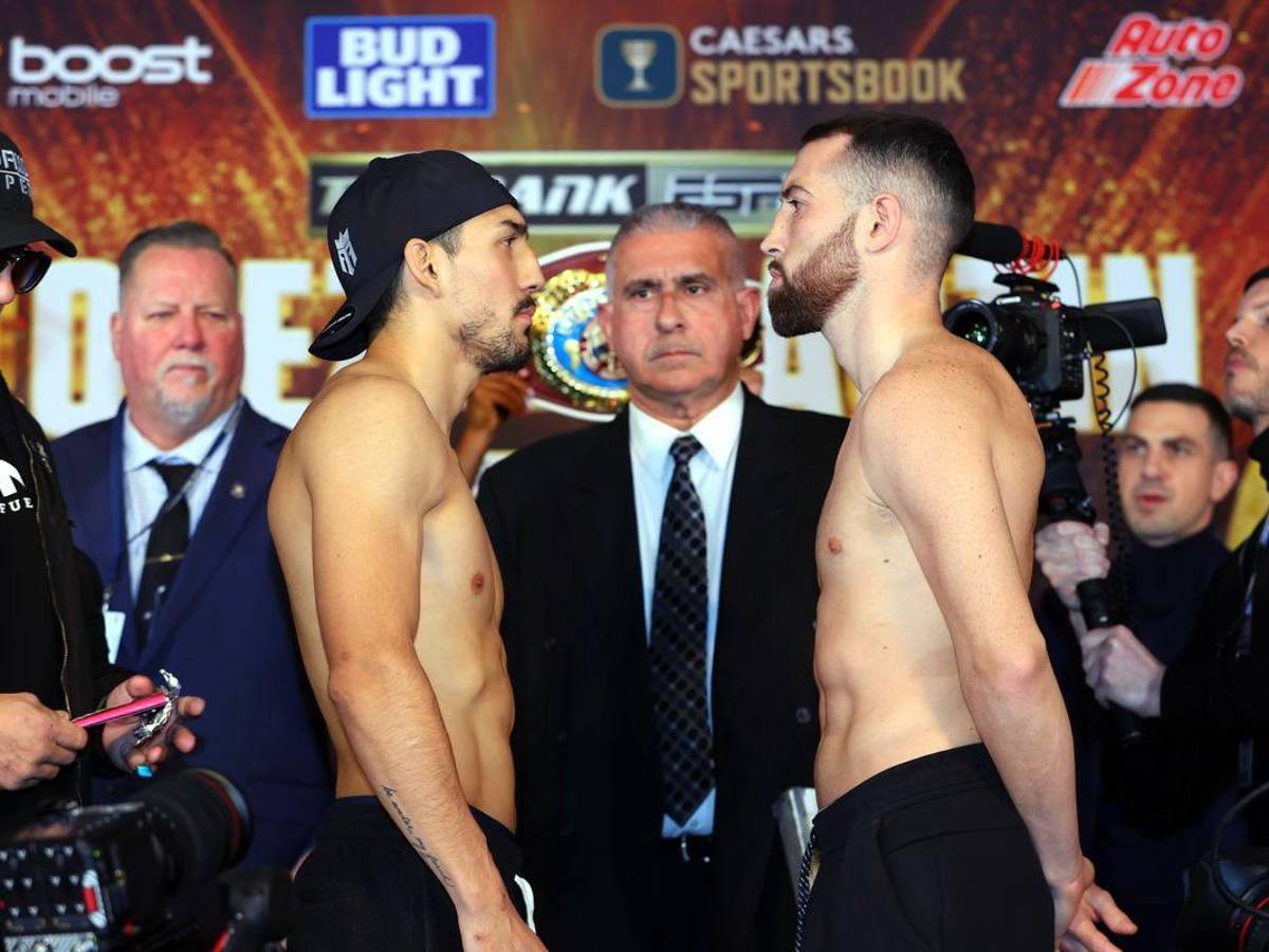 Teófimo López en la báscula alcanzó las 139.2 libras, mientras que Sandor Martín llegó a las 139.8 libras.