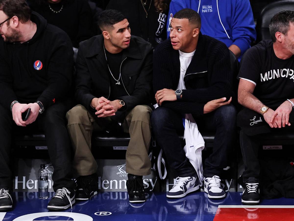 Mbappé y Hakimi durante el juego entre los Brooklyn Nets contra San Antonio Spurs en New York.