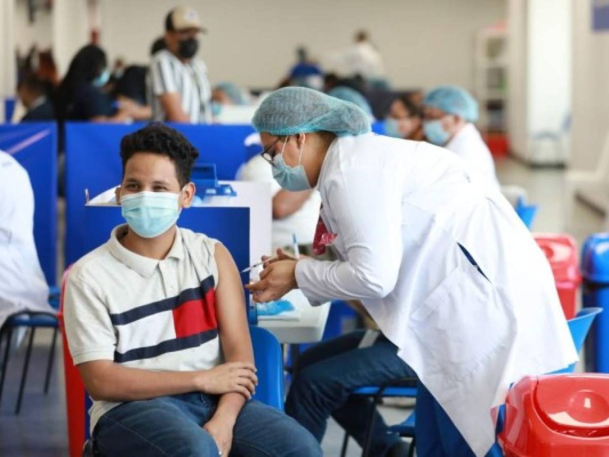 El Salvador abre vacunación para mayores de 12 años
