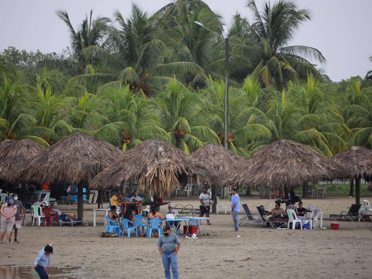 Exhortan a turistas regresar a sus hogares ante amenaza de la tormenta tropical Julia