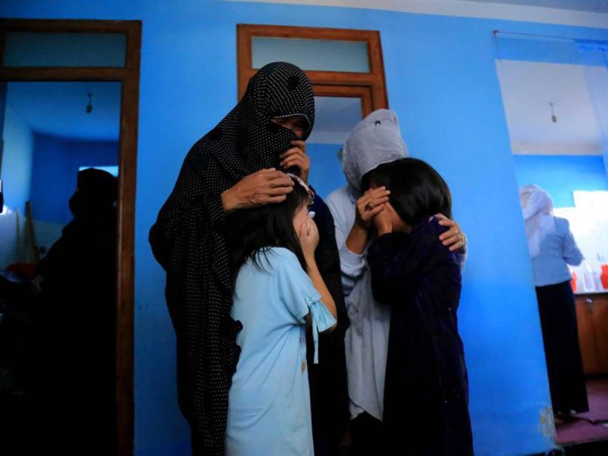 Elevan a 43 los muertos en el atentado contra una escuela hazara en Kabul