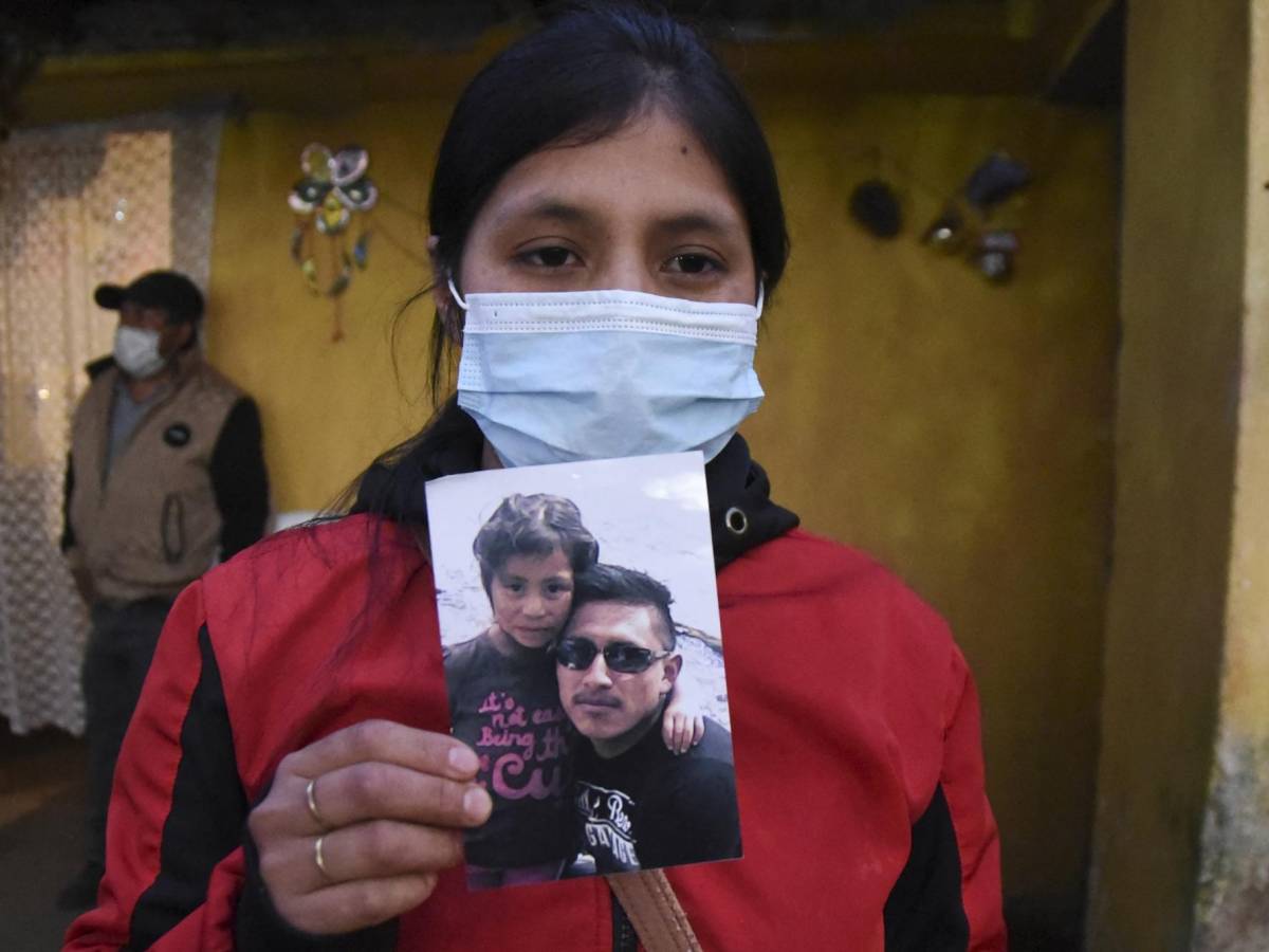 Familiares acuden desconsolados a identificar a migrantes fallecidos en México
