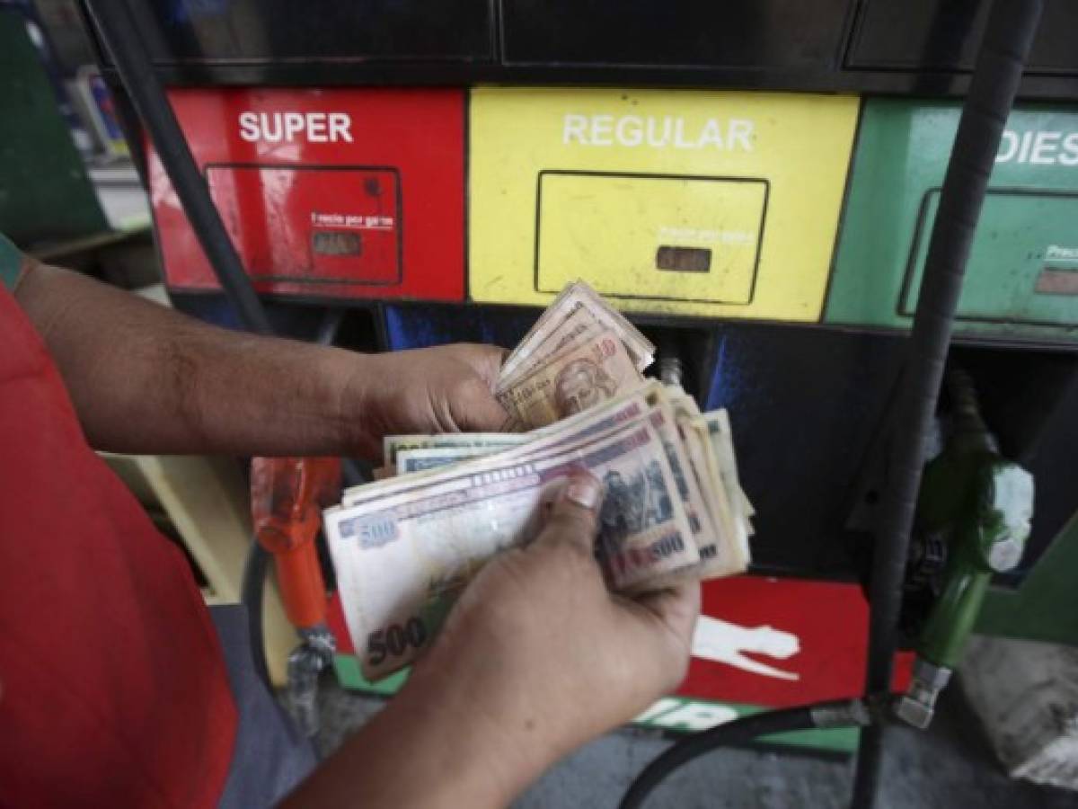 Nicaragüenses pagan la gasolina más cara de Centroamérica