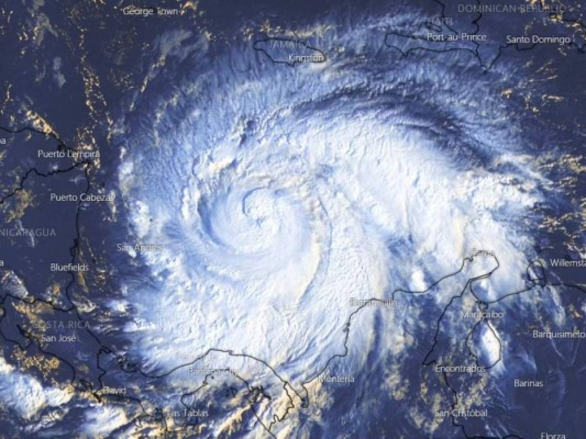 Iota se fortalece y se convierte en huracán de categoría 2