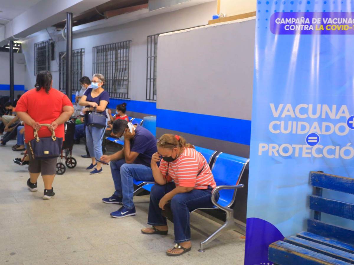 Abarrotados los centros de vacunación de San Pedro Sula