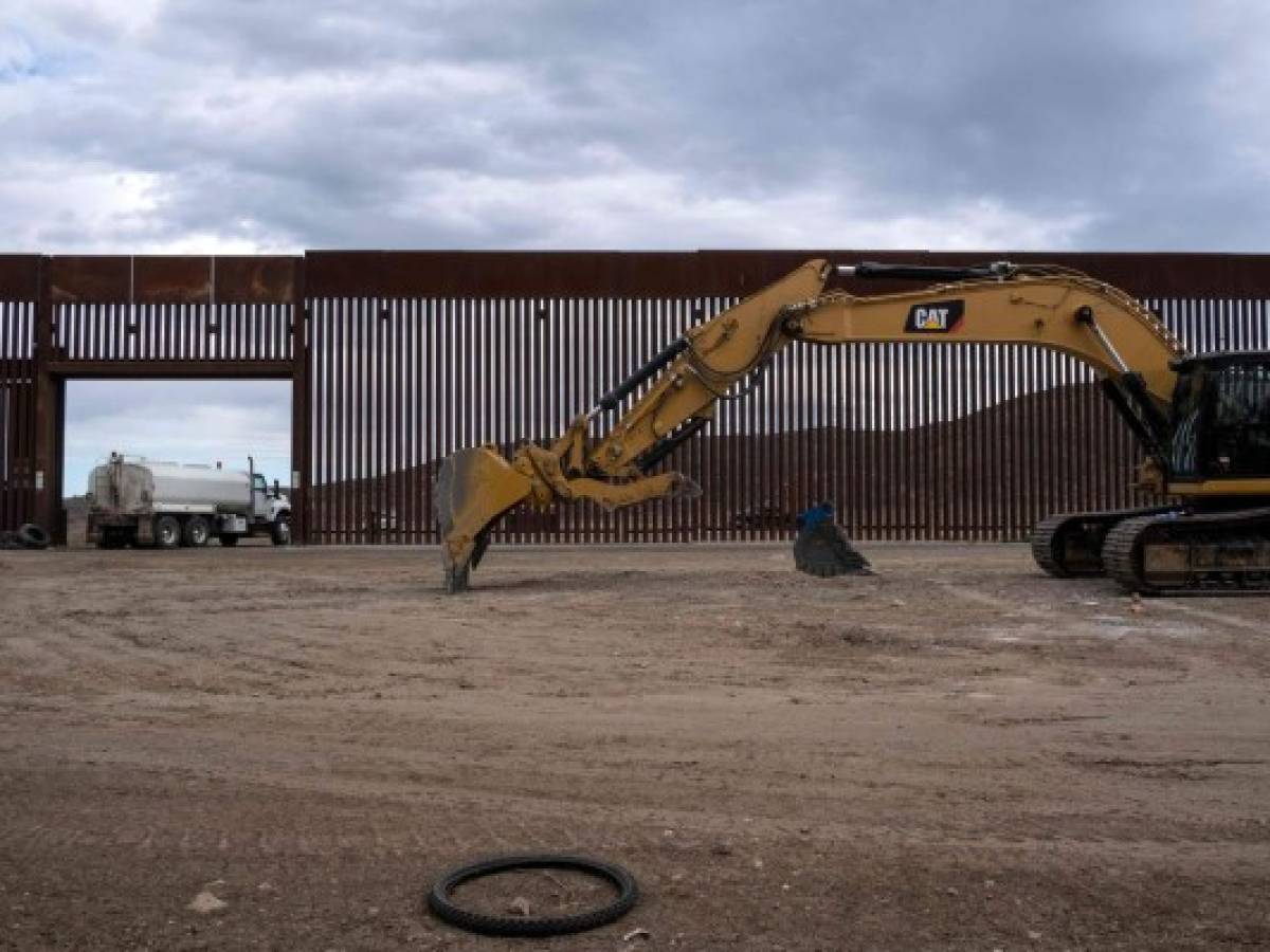 Biden ordena detener construcción del muro en la frontera y México aplaude