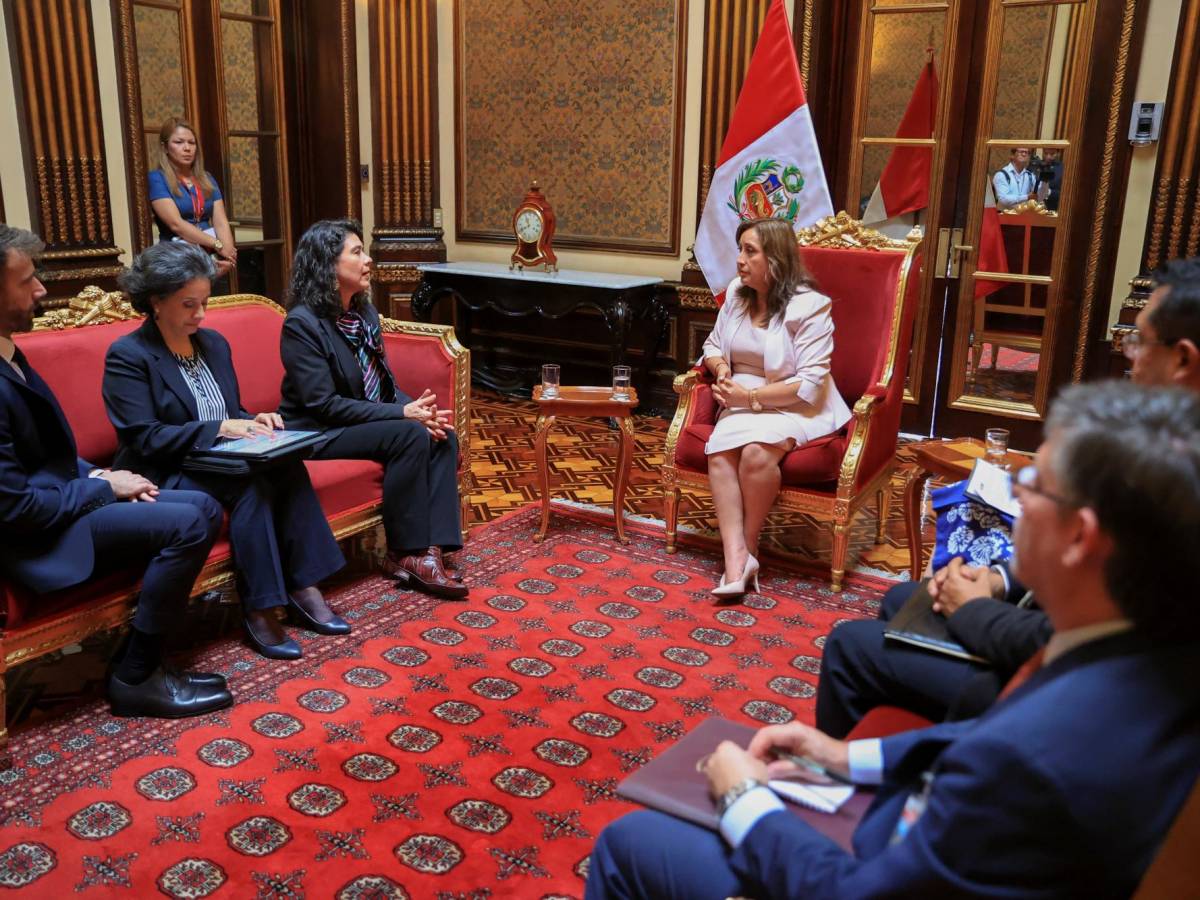 Presidenta de Perú nombra nuevos ministros