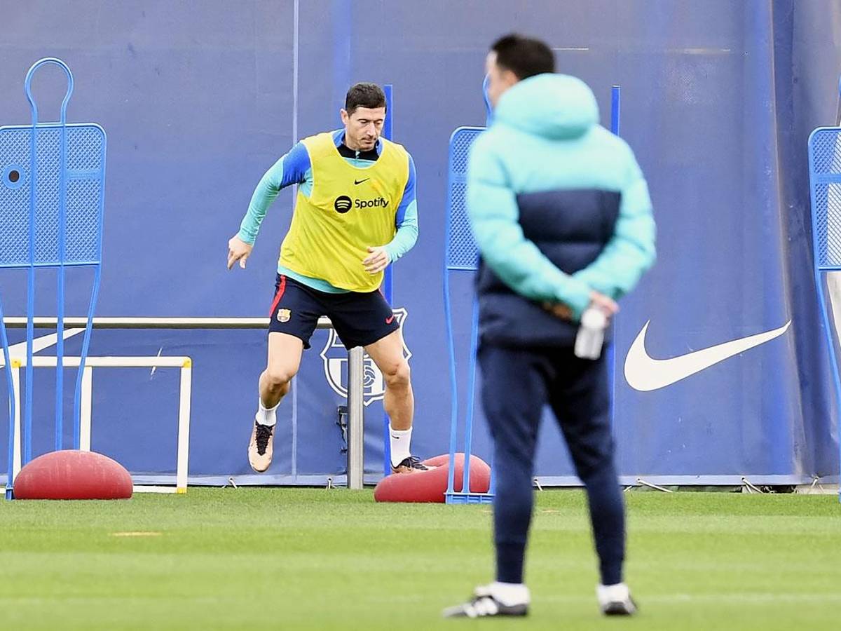 Xavi Hernández podrá contar con Robert Lewandowski en el derbi catalán.