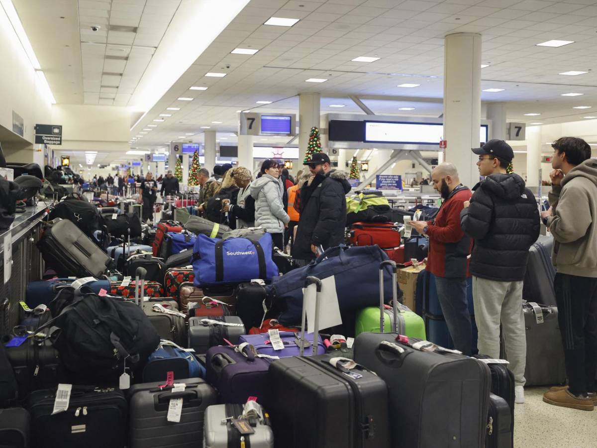 Caos en aeropuertos continúa en EEUU con casi 4,000 vuelos cancelados