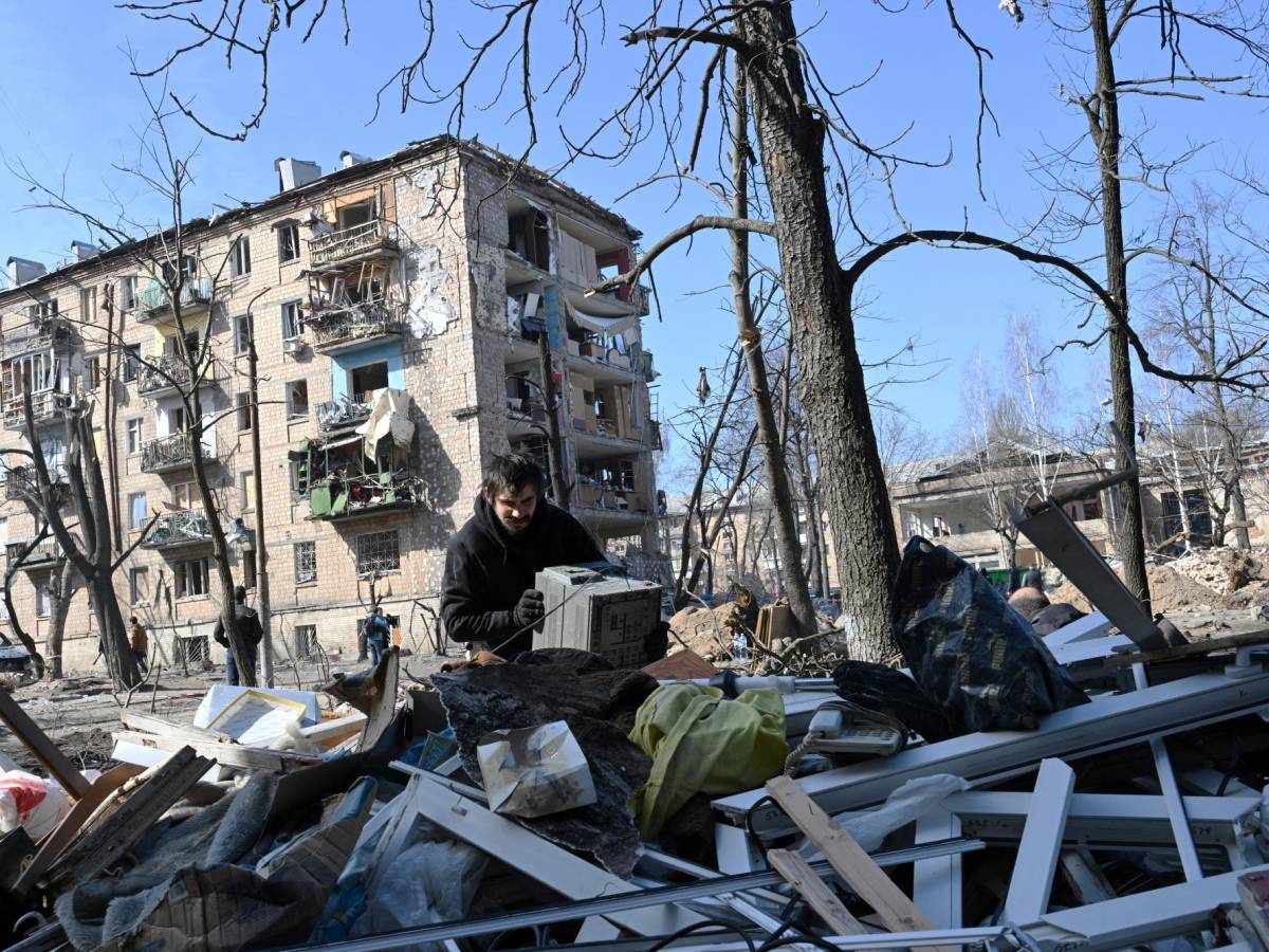 Ejército ruso bombardea escuela que servía de refugio en Mariúpol