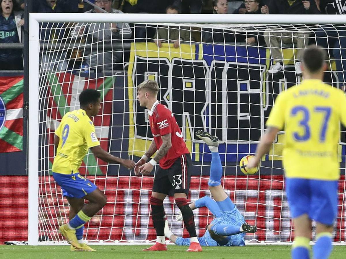 El ‘Choco‘ Lozano marcando su gol frente al Manchester United.