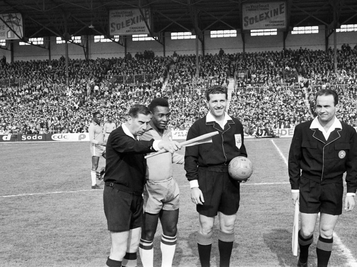 Pelé durante un encuentro ante Francia en 1963.