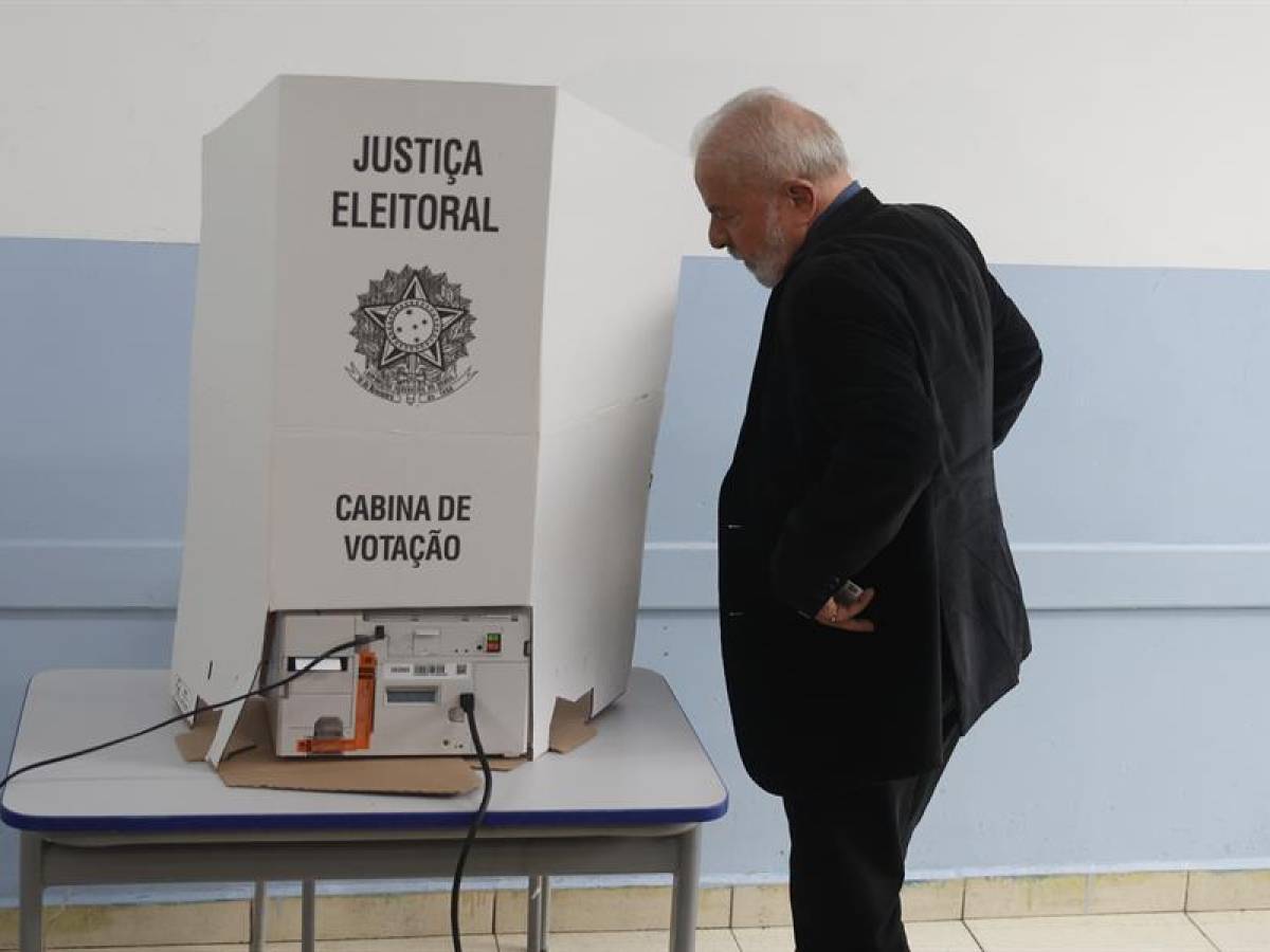 Abren los colegios electorales en Brasil para las elecciones presidenciales
