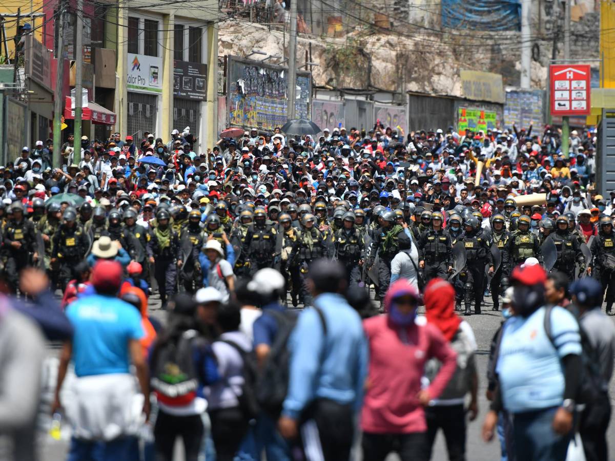 Justicia de Perú decide si mantiene preso a expresidente Castillo