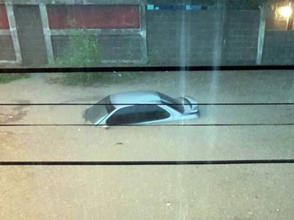 Torrencial tormenta inunda calles de San Pedro Sula