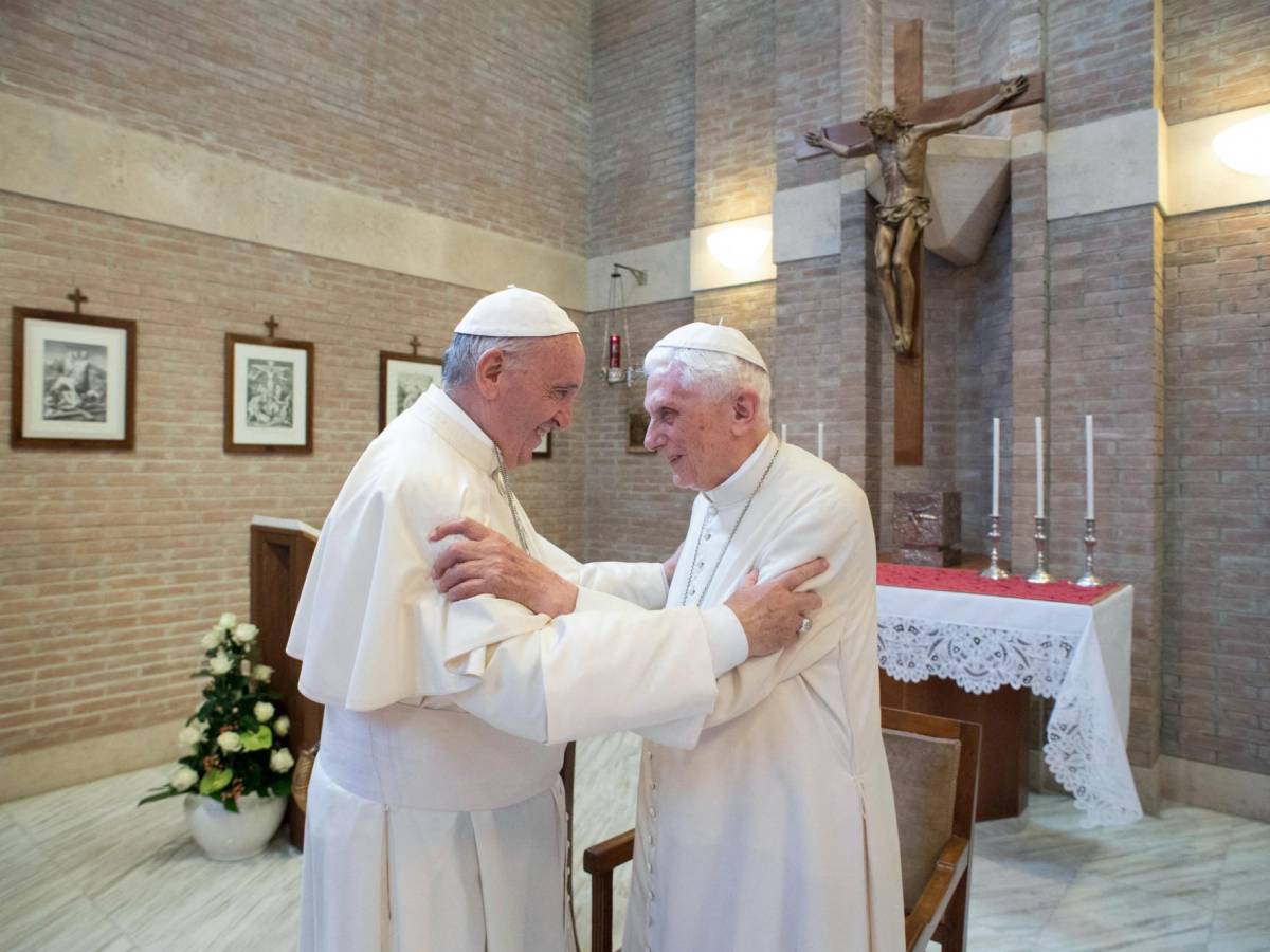 El Papa Francisco pide rezar por Benedicto XVI que está muy grave