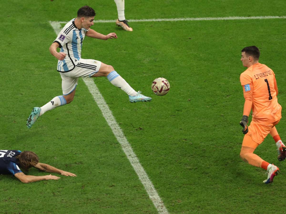 Así colocó Julián Álvarez el balón para anotar el segundo tanto del partido.
