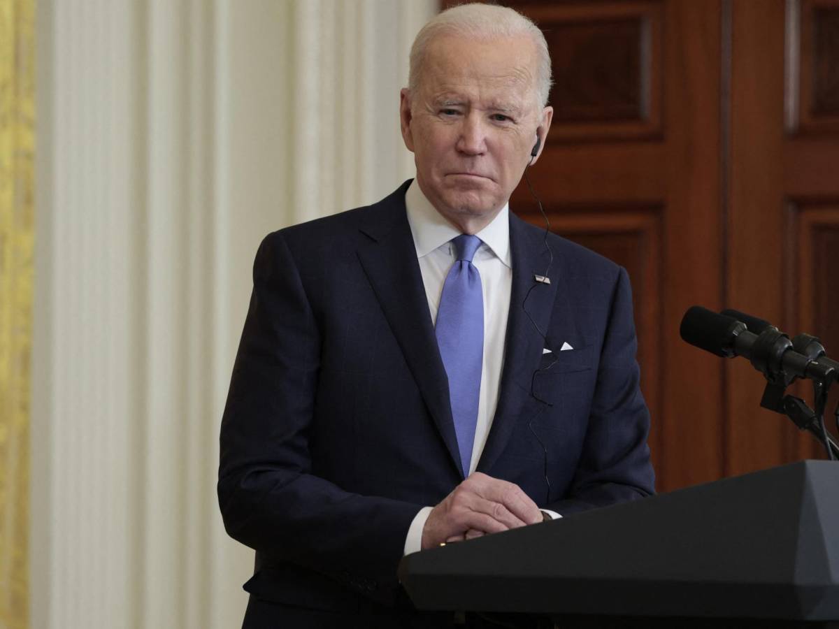 Biden advierte a Rusia e insta a los estadounidenses que estén en Ucrania a abandonar el país