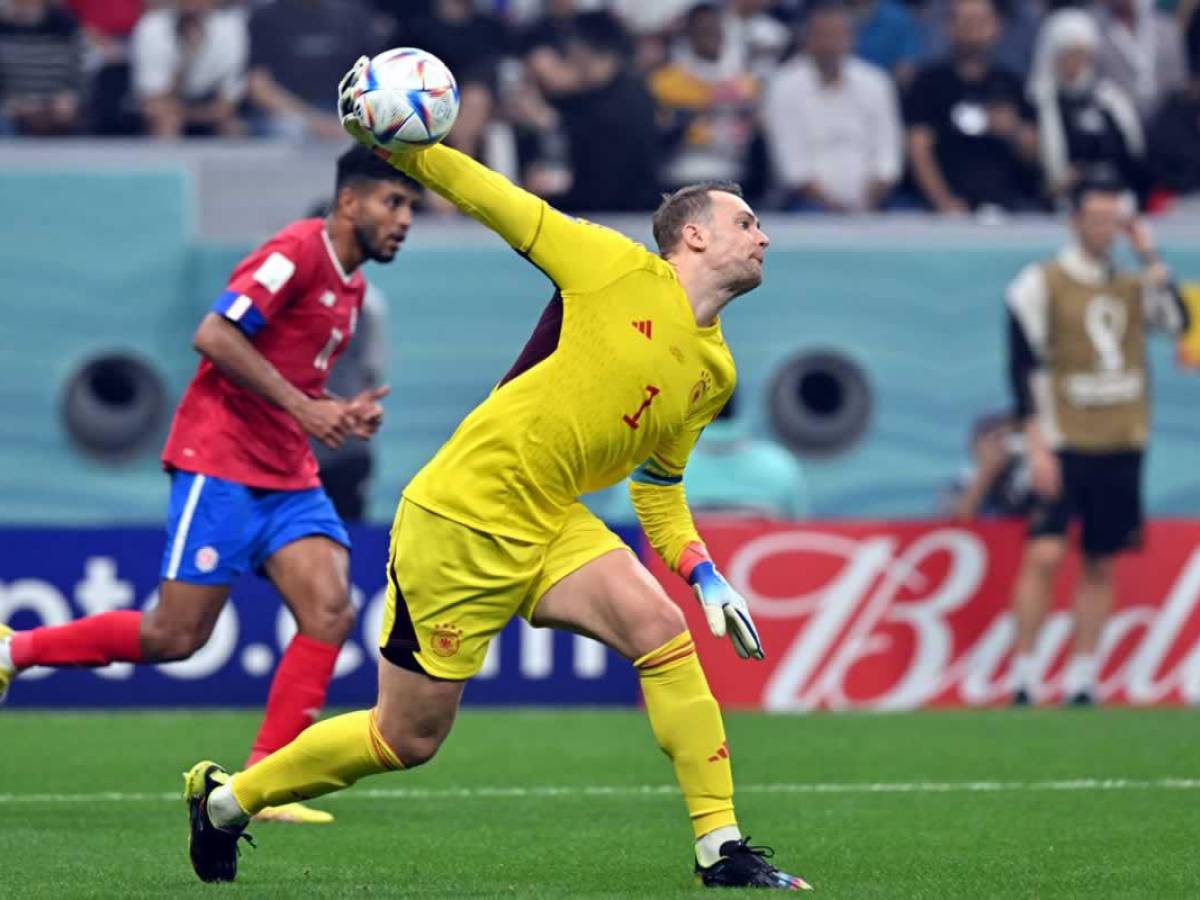 Manuel Neuer en plena acción en el partido contra Costa Rica.