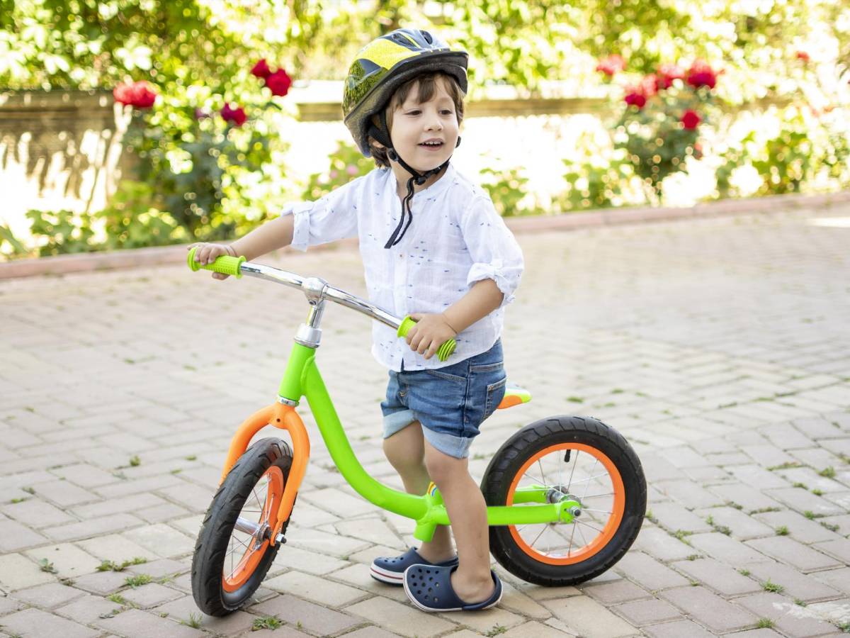 <b>DE 2 A 5 AÑOS: </b>-Corren y saltan -Tienen sentido del peligro -Curiosos por los nombres -Descubren el entorno familiar -Hablan y preguntan -Revelan sentimientos en los juegos, aprenden canciones -Comparten y juegan con sus amigos JUGUETES: Triciclos, coches, palas, rompecabezas, plastilina, pintura, juguetes musicales, muñecas, disfraces, muñecos con accesorios, primeros juegos de mesa, patines, triciclos, bicicletas, cuentos y marionetas.