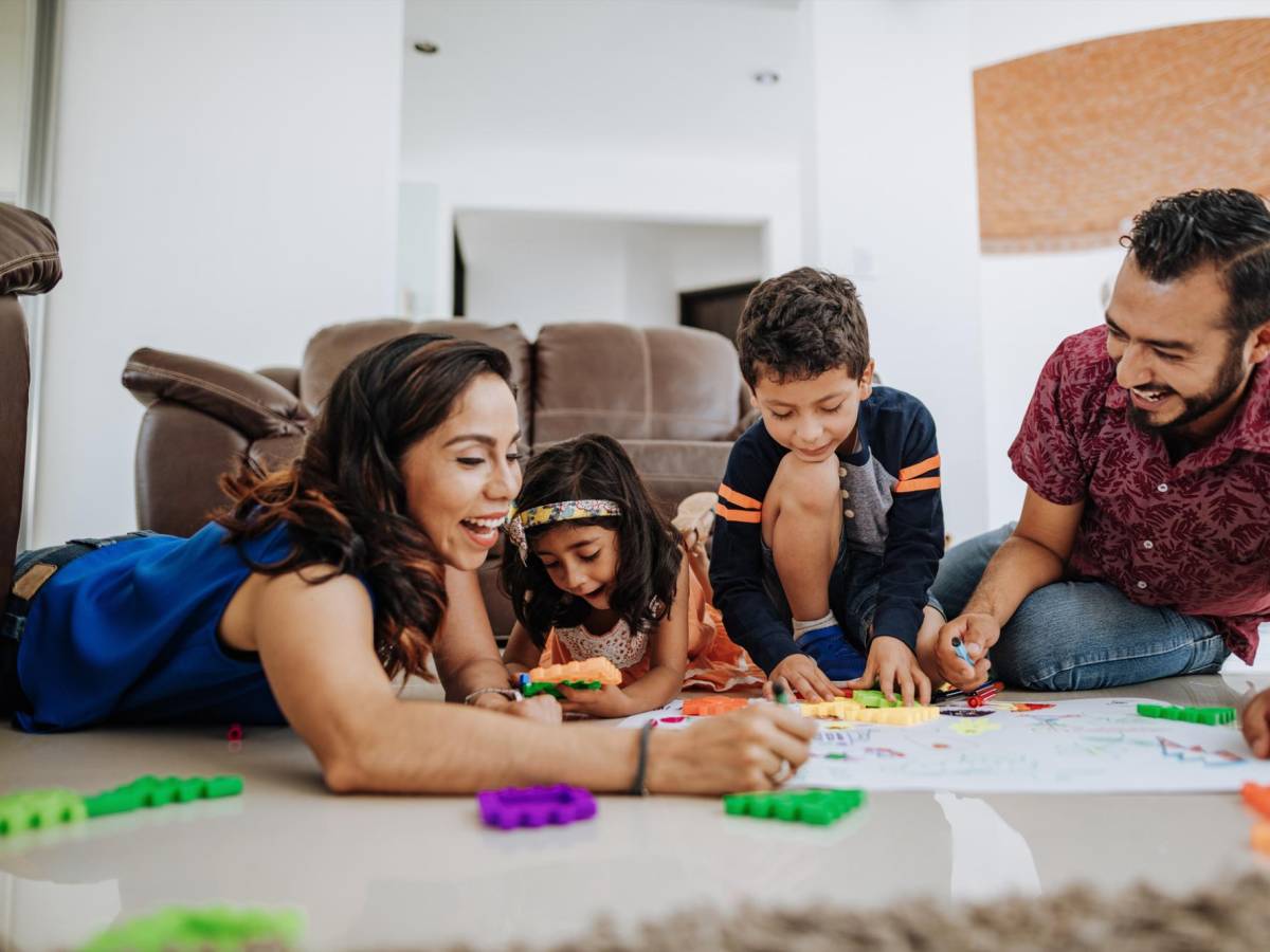 La experta sugiere espacios de distracción y que propicien el diálogo y escucha activa entre padres e hijos.