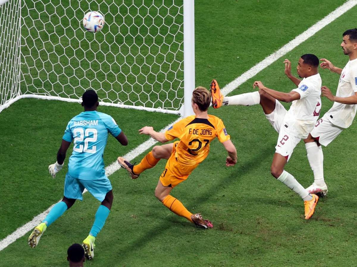 Frenkie de Jong marcando su primer gol del Mundial de Qatar 2022.