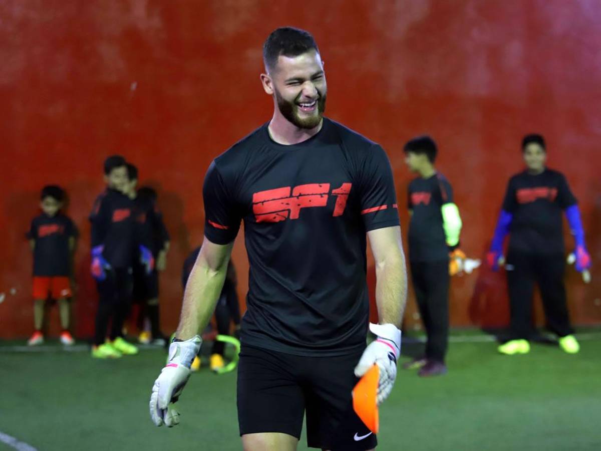 Enrique Facussé disfruta trabajando con los niños que sueñan con ser futbolistas.