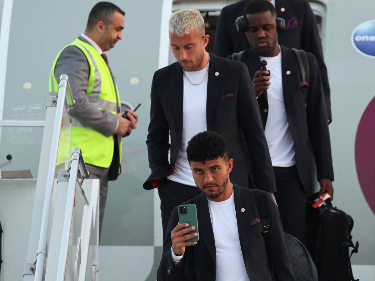 Calvo en su llegada a Qatar con Costa Rica.