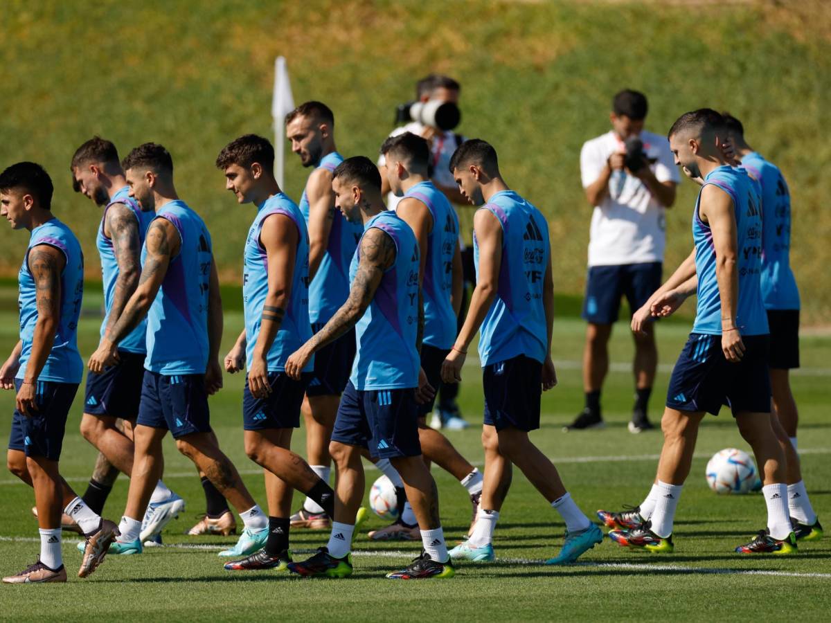 Argentina volvió a los entrenamientos este miércoles luego de su amargo debut en el Mundial de Qatar.