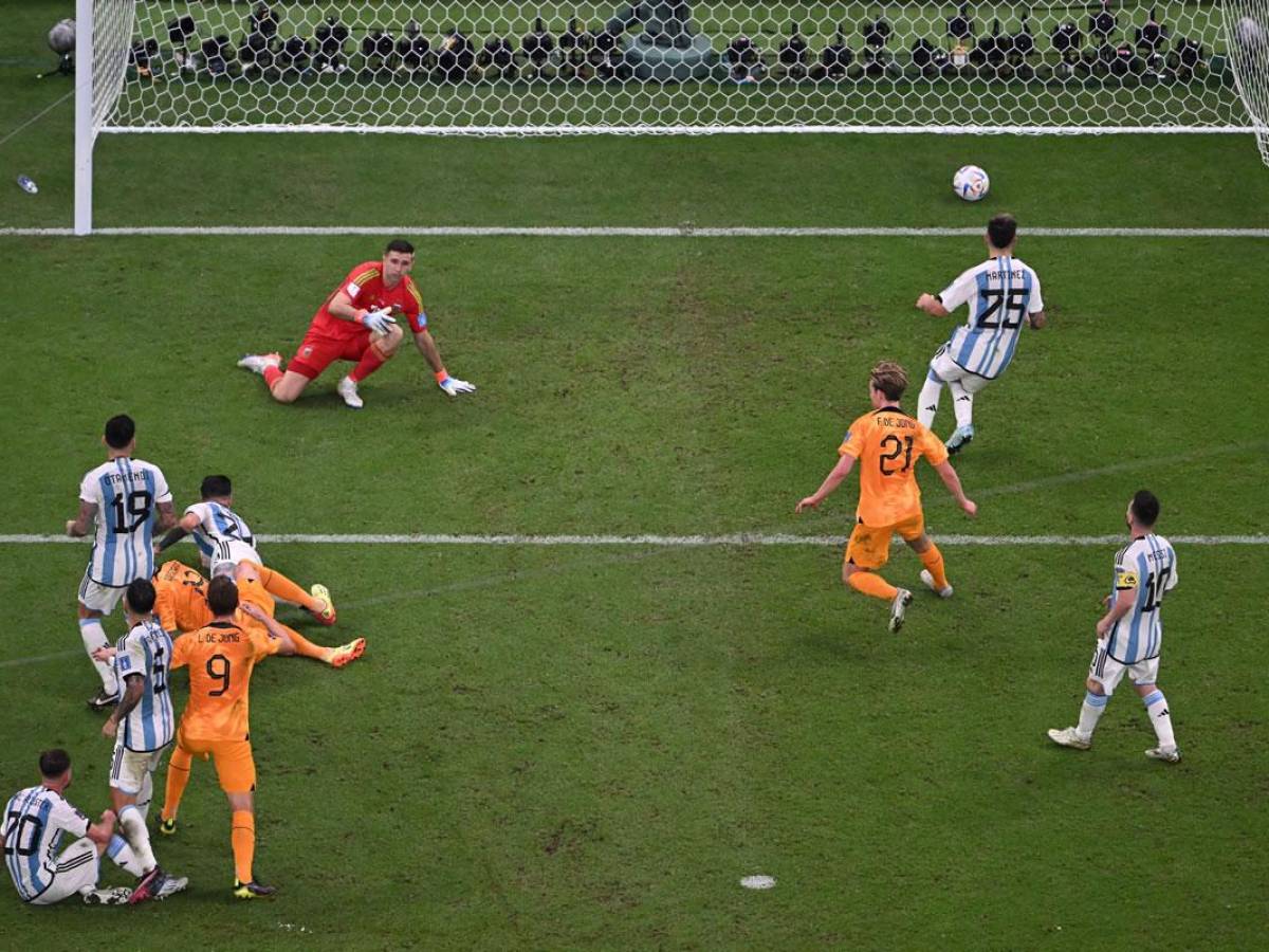 El momento del disparo agónico de Wout Weghorst para el empate 2-2 ante Argentina en el minuto 111.