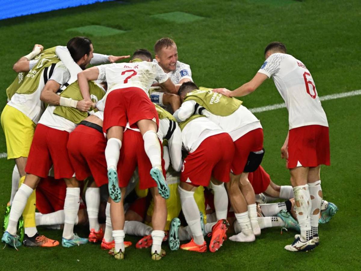 Todos los jugadores de Polonia se fueron encima de Lewandowski en la celebración.
