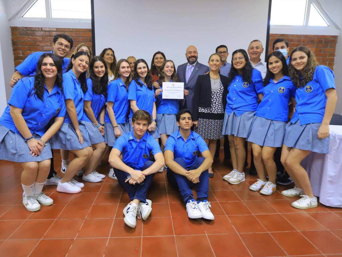 Escuela Internacional Sampedrana recibe preciado reconocimiento