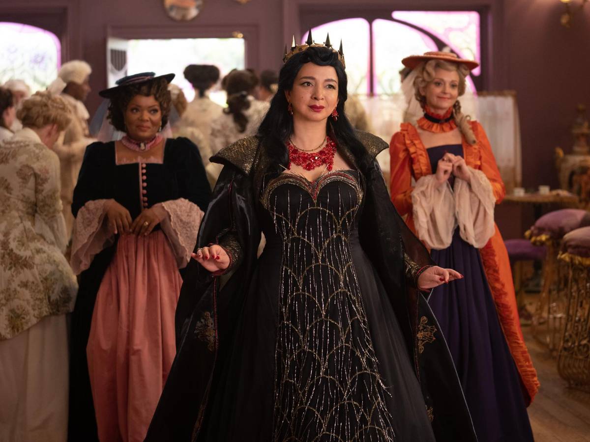 Malvina Monroe es la “malvada reina” que llega para hacerle la vida imposible a Giselle. El personaje está interpretado por la actriz Maya Rudolph.