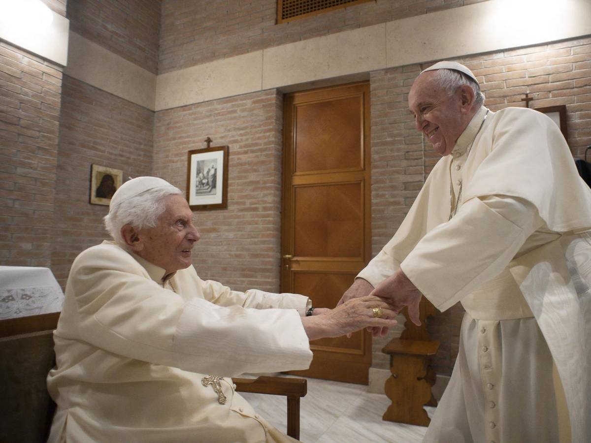 Francisco siempre visitó al expapa Benedicto XVI.